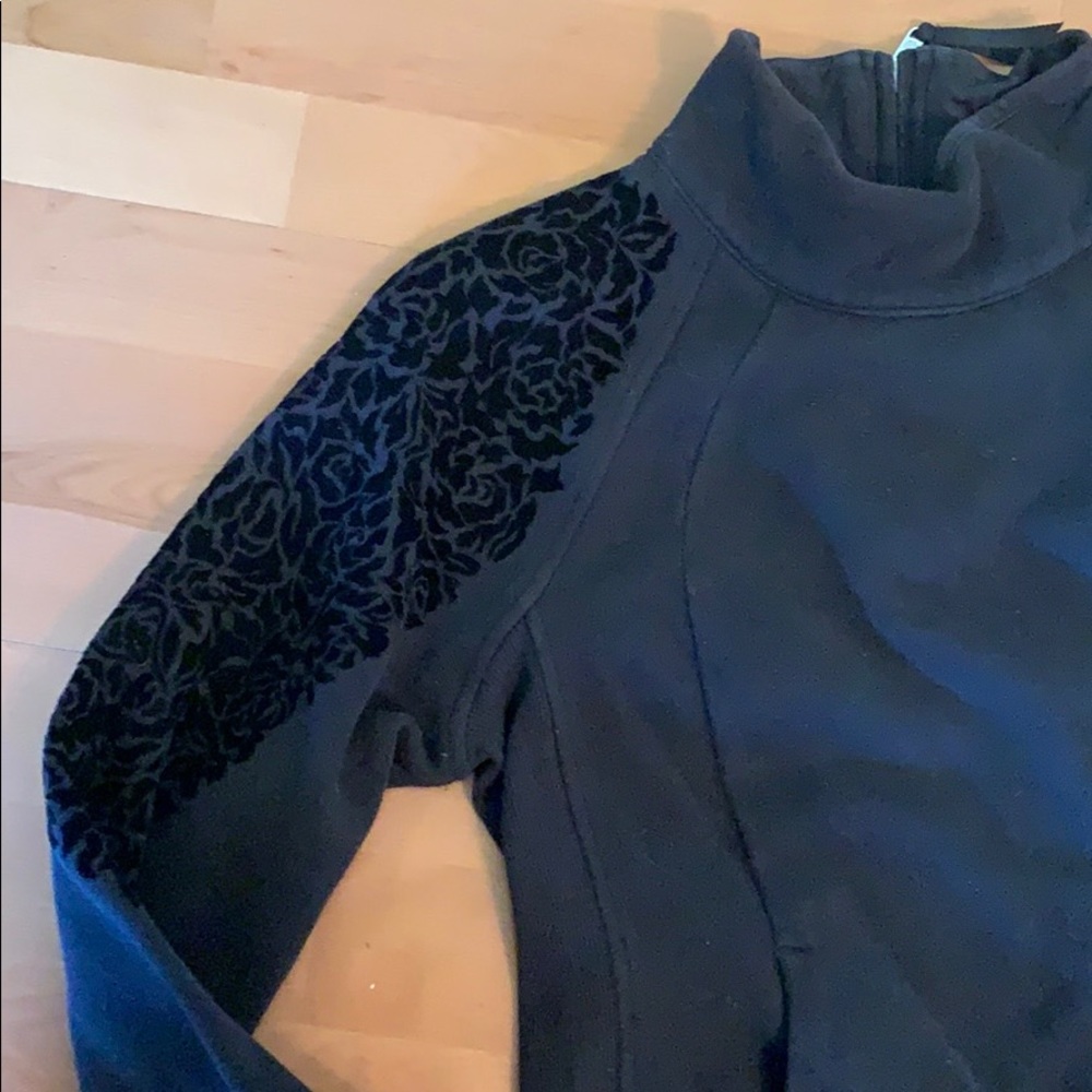 Lululemon black pullover